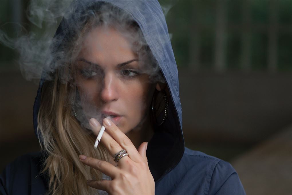 En yngre kvinde ryger