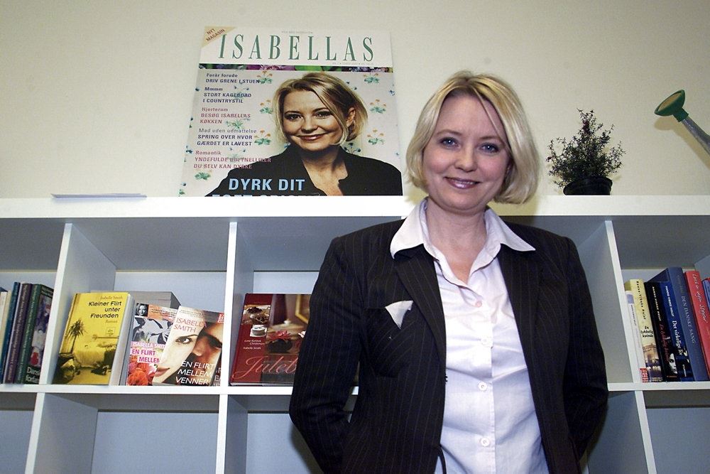 en dame i et rdaktionslokale