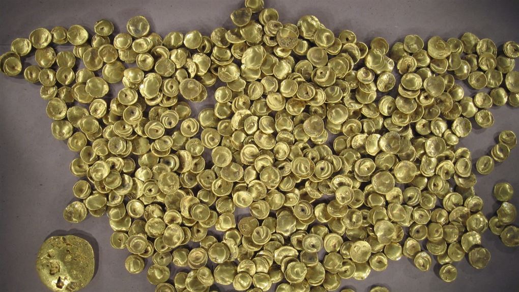 Mange guldmønter i en bunke. De er ikke graveret
