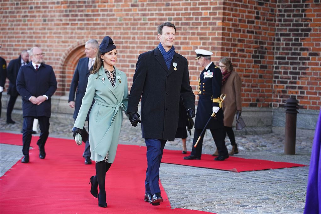 Prins Joachim hånd i hånd med prinsesse Marie.