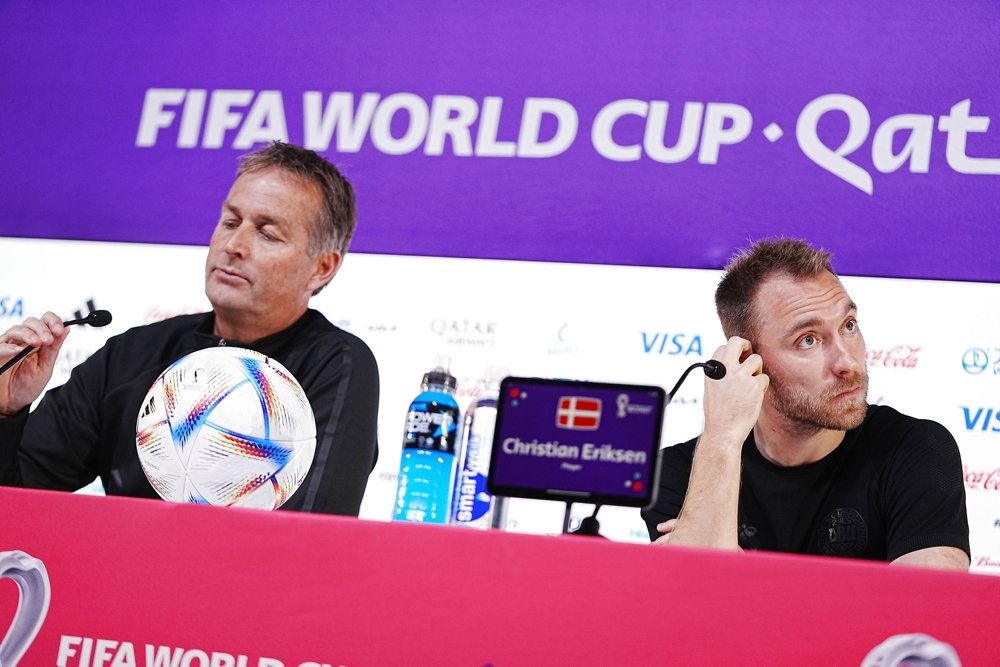 Kasper Hjulmand og Christian Eriksen ses her ved fredagens pressemøde i Doha.
