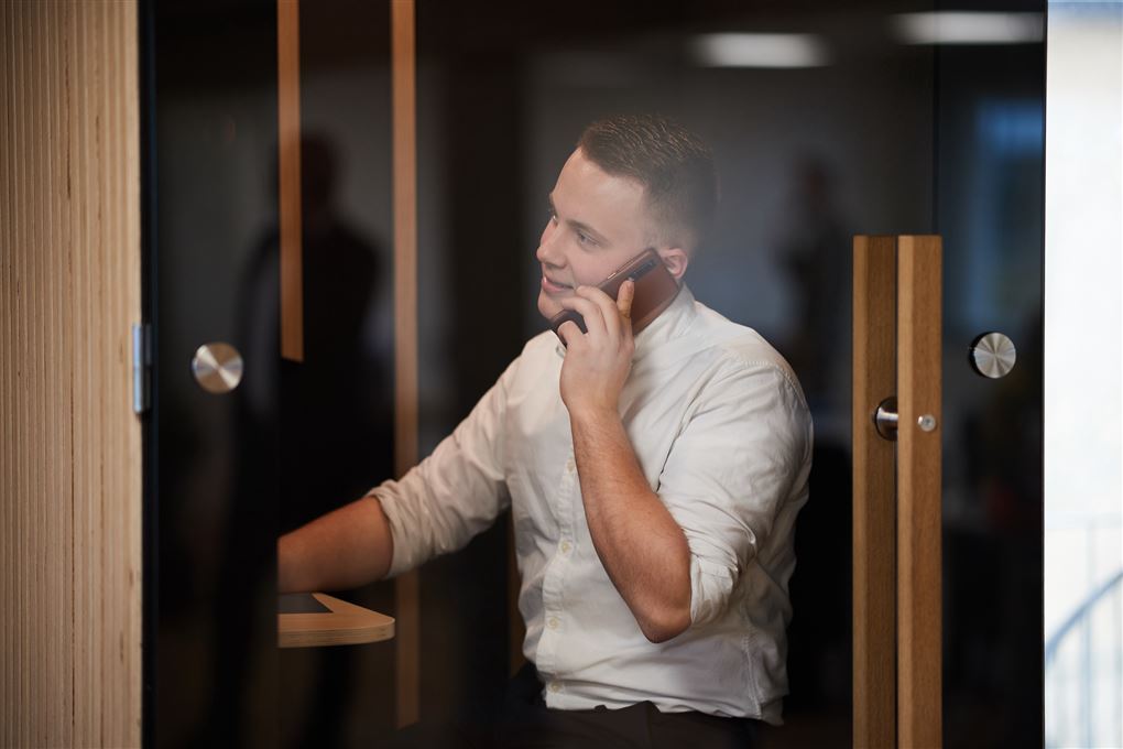 En mand i en telefonboks