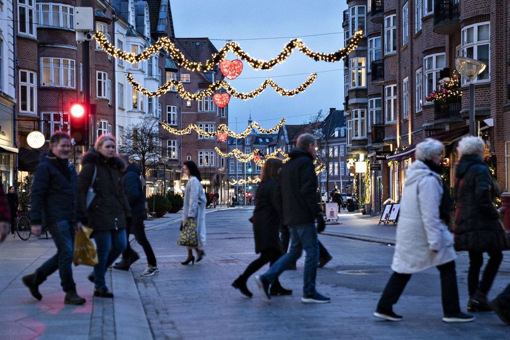 folk går på gaden