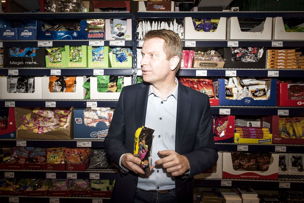 Henrik Burkal med en pose slik i en Rema1000 butik