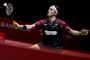 den danske badmintonspiller Axelsen med hænderne i vejret