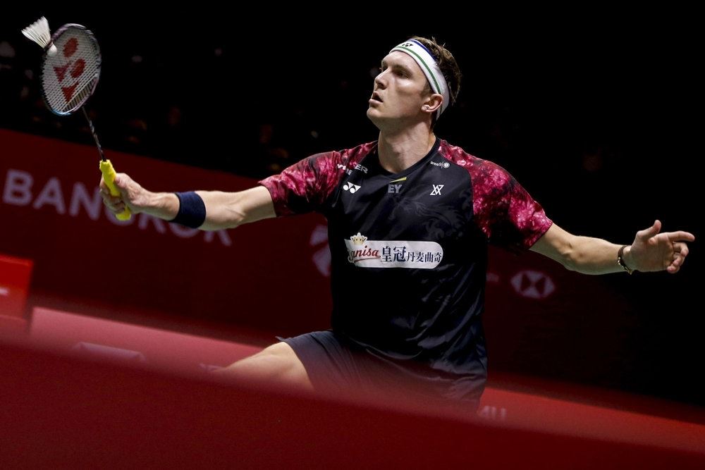 den danske badmintonspiller Axelsen med hænderne i vejret