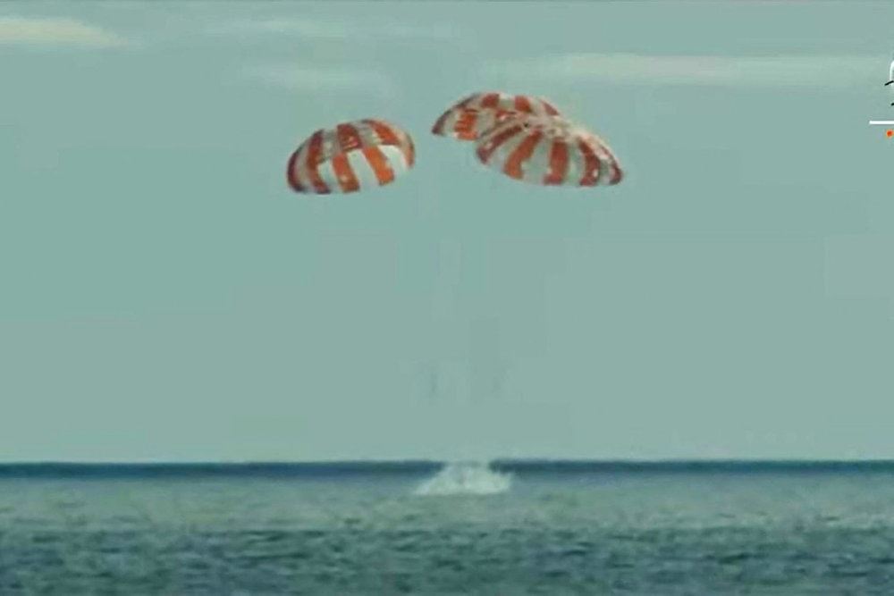rumkapsel lander i havet