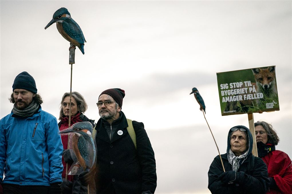 demonstranter med et skilt