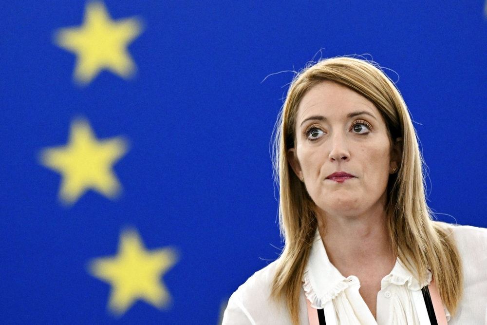 En blond kvinde og et EU-flag
