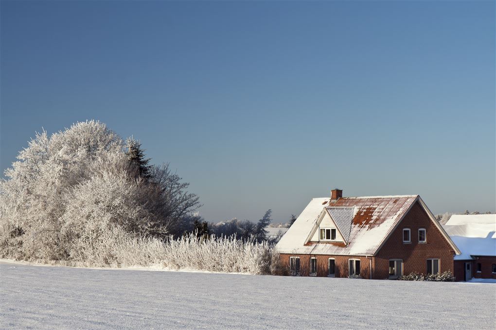 hus i vinterlandskab