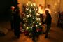 En familie danser rundt om juletræet