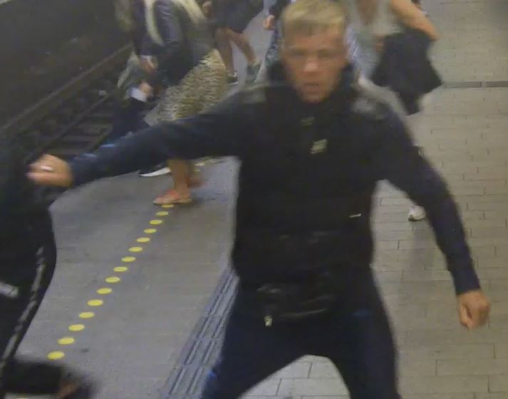 En sløret mand fra et overvågningskamera