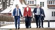 tre mennesker spadserer mod kameraet