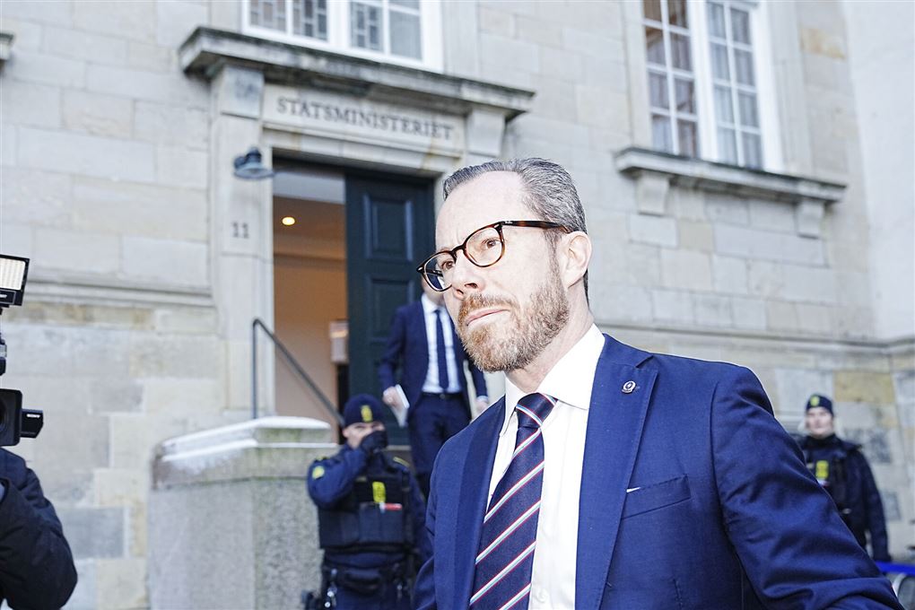 mand i blåt jakkesæt