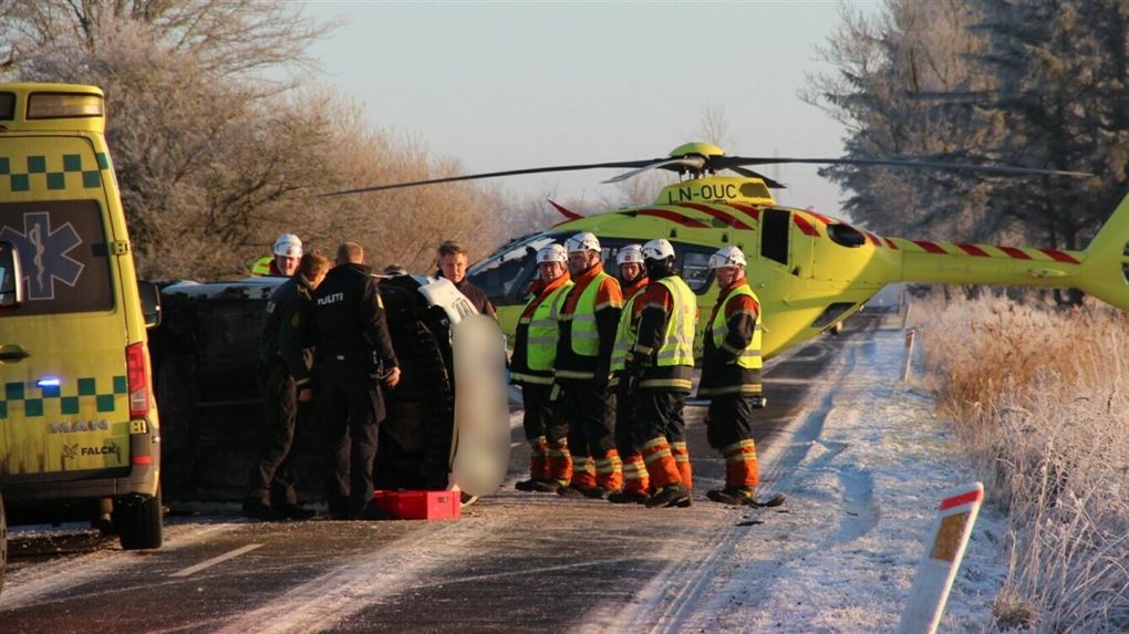 bil på siden ved redningshelikopter