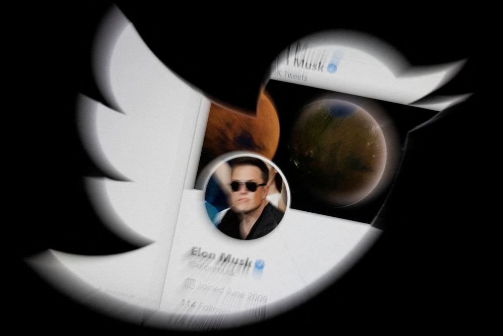 Elon Musks Twitter-konto set gennem Twitters logo.