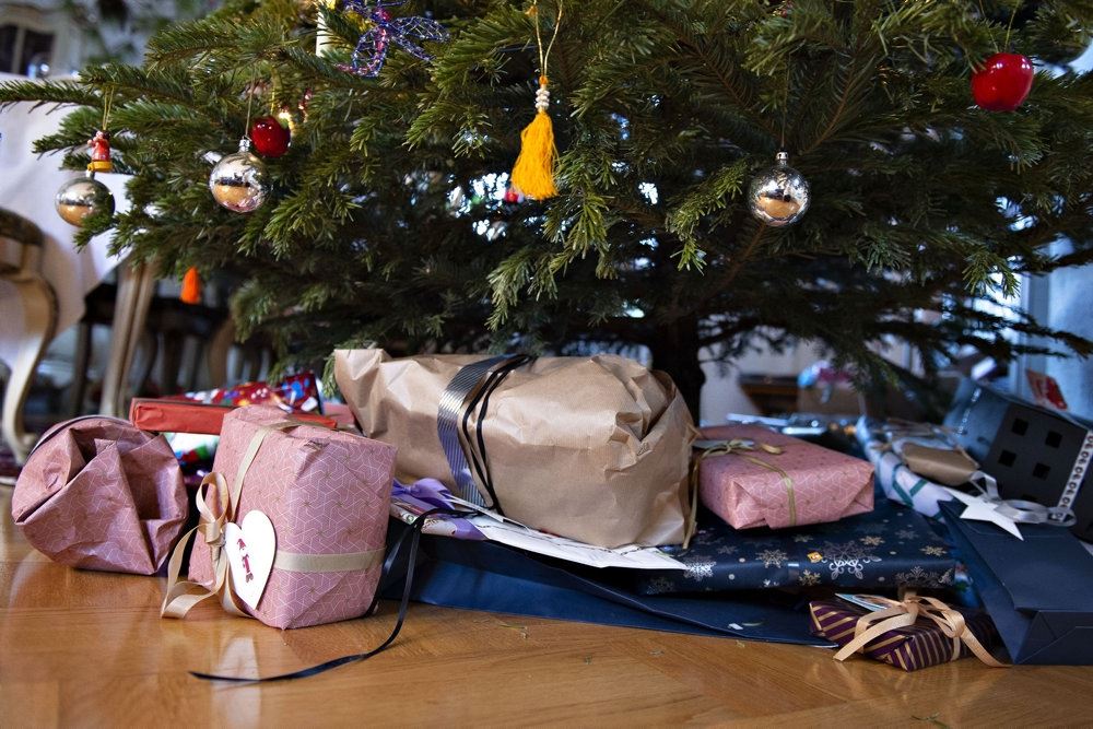 Pakker under et juletræ