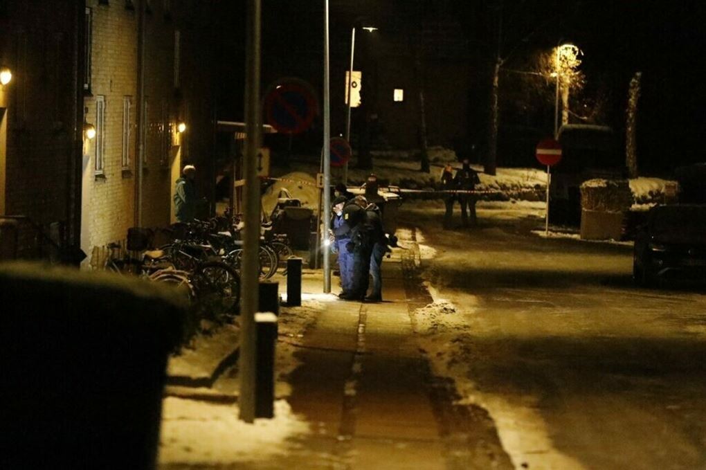 politi ved boligblok