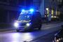 ambulance på gaden om natten