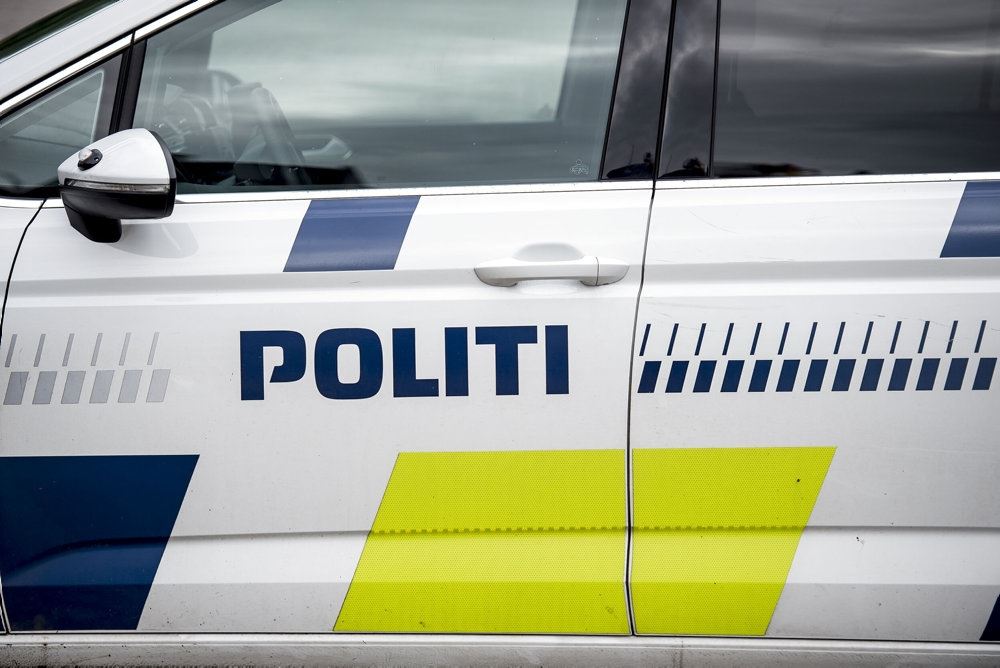 Side på politibil