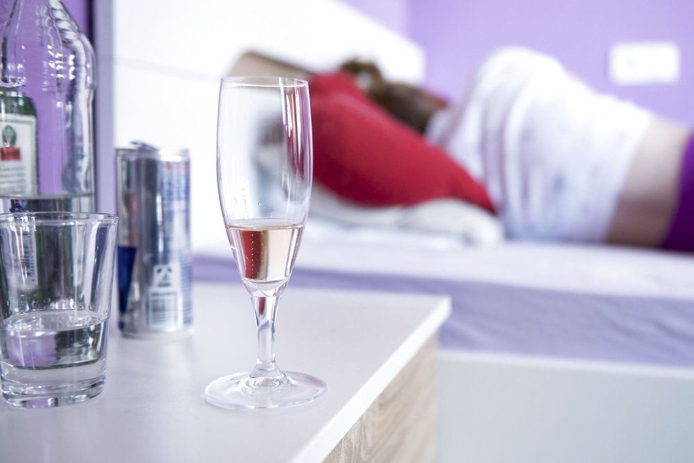 Et champagneglas på et sengebord