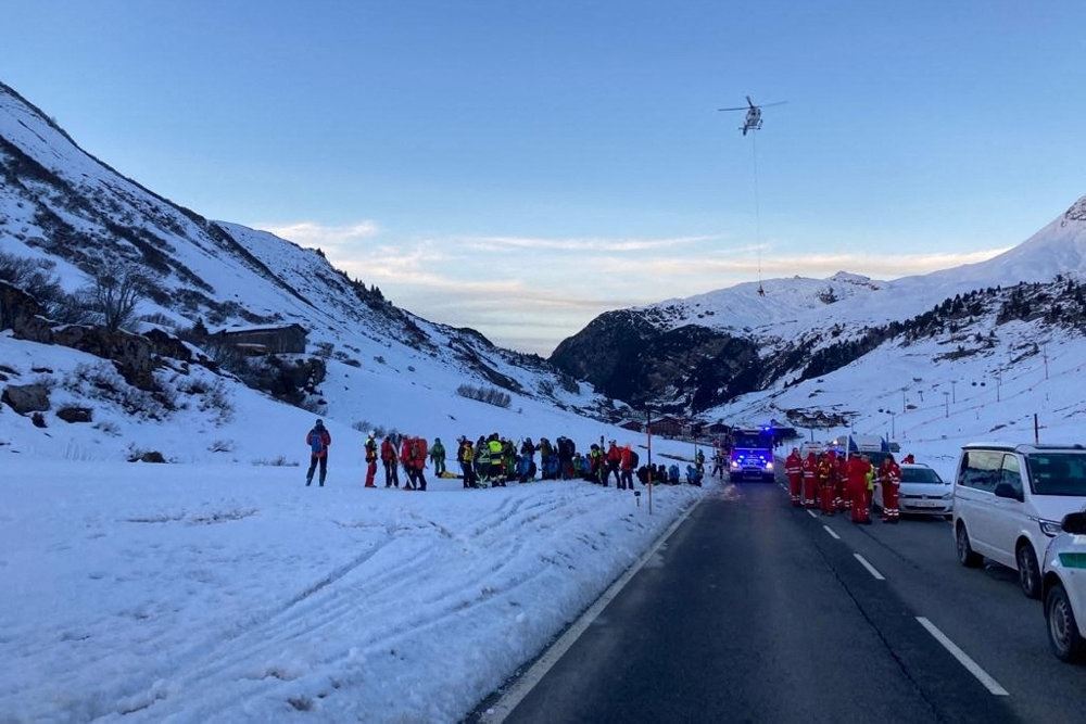 En masse mennesker på et skisportsted