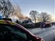 brandbiler og ambulance ved brændende villa