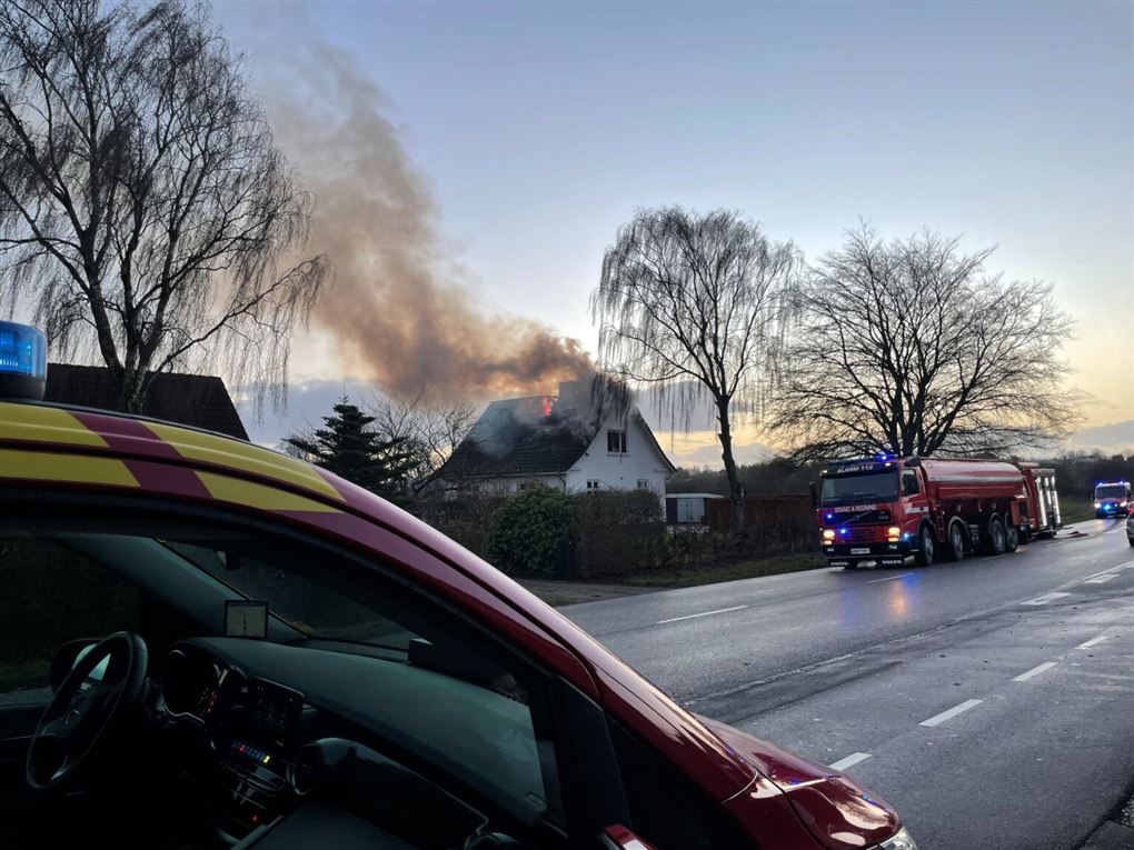 brandbiler og ambulance ved brændende villa