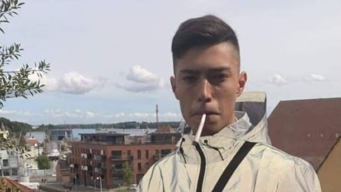 mand med cigaret i munden