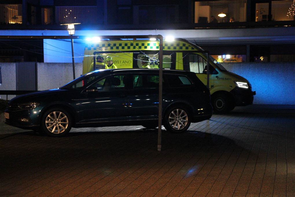 Ambulance og politibil