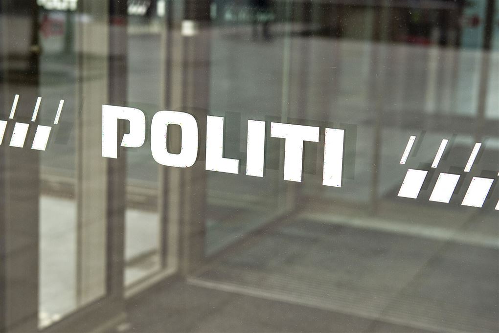 dør med påskriften politi 