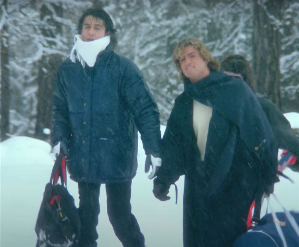 To unge mænd i sneen