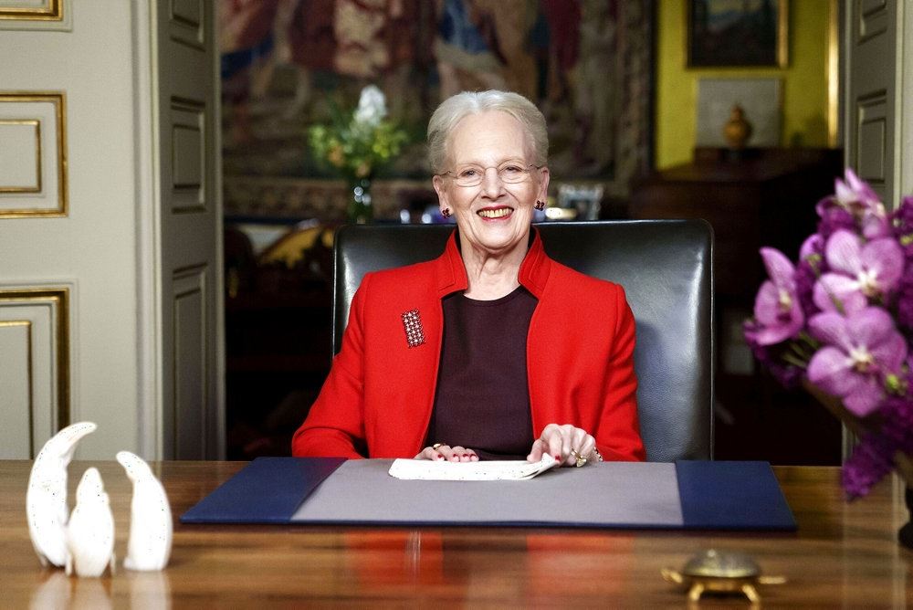 Dronning Margrethe ved sit skrivebord