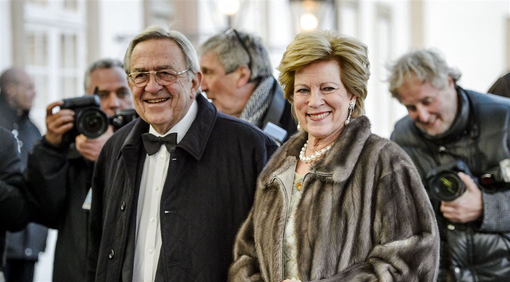 to personer smiler til fotografen