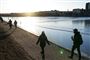 personer går ved søerne i københavn