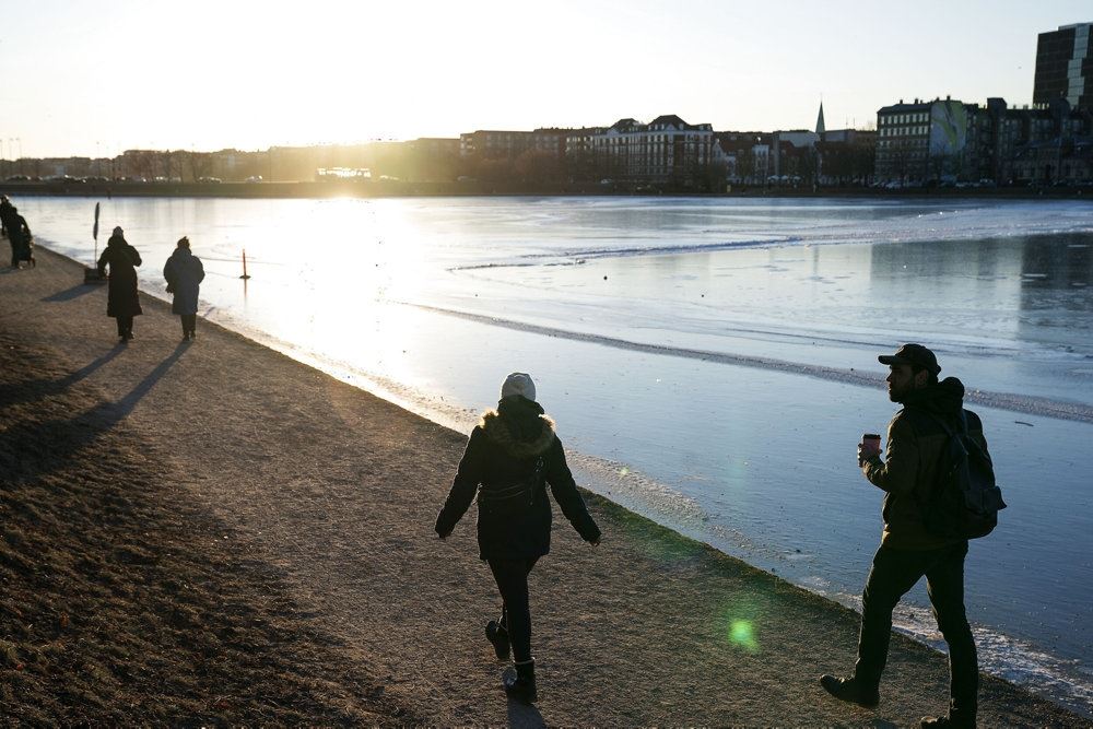 personer går ved søerne i københavn