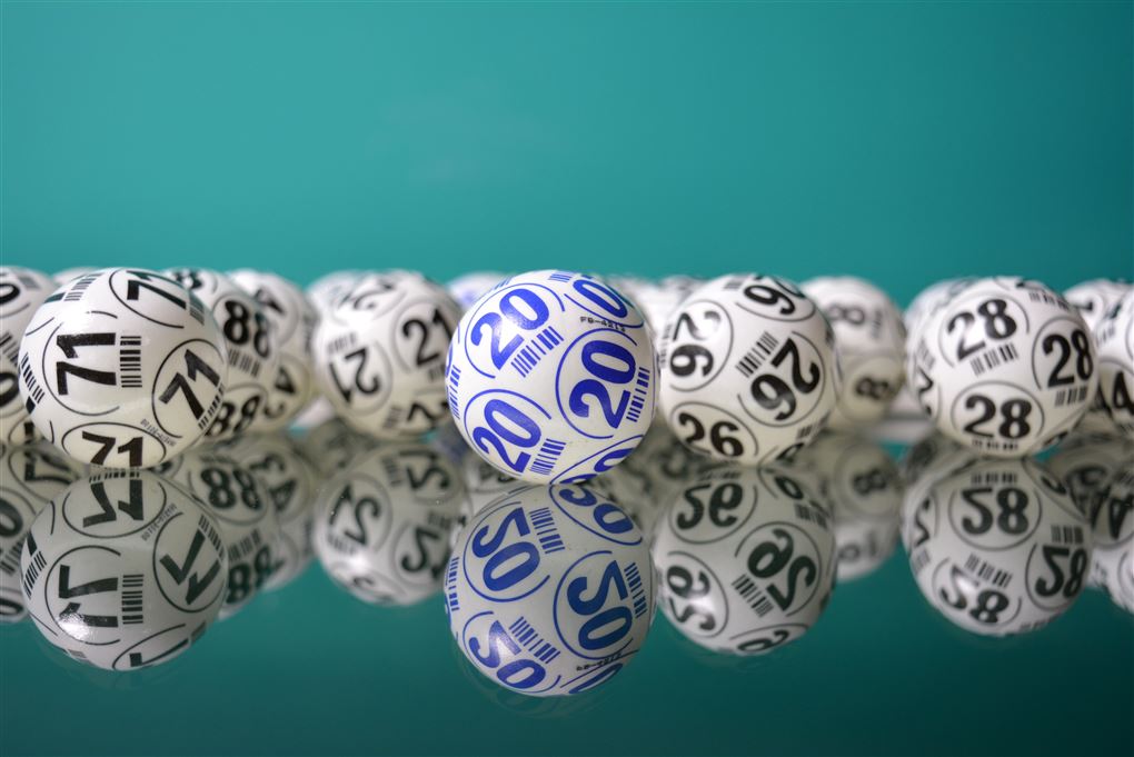 Hvide lotto bolde med numre på.