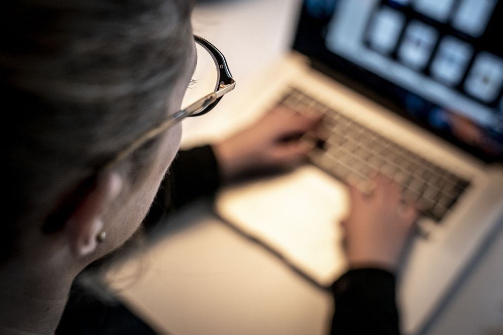 En kvinde arbejder på en computer
