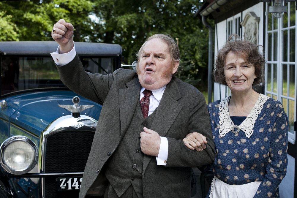 to personer i scene i tv-serie