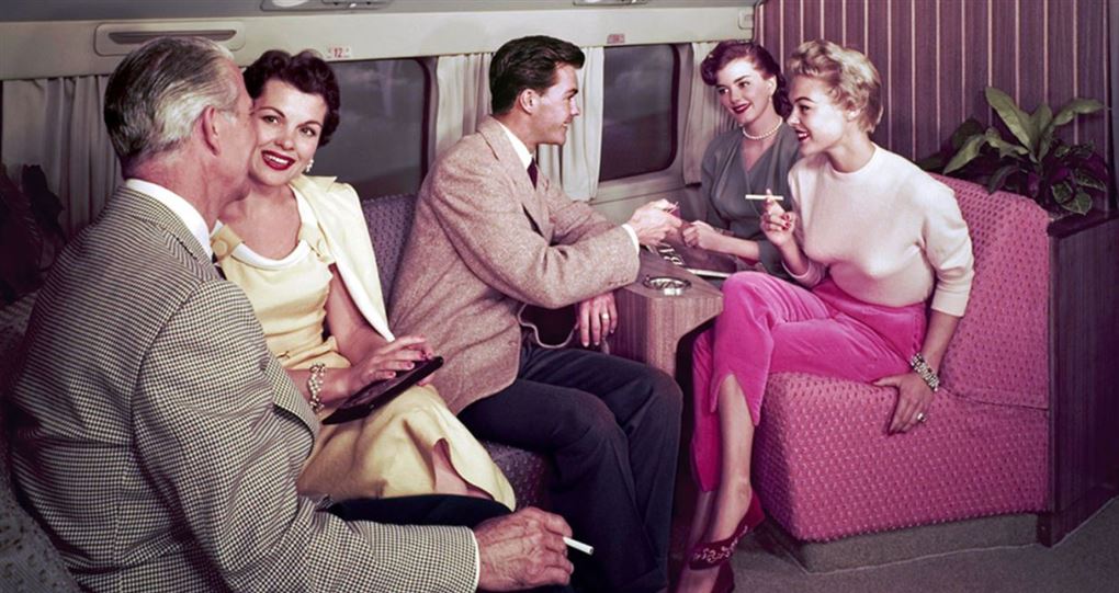 passagerer ryger i et fly