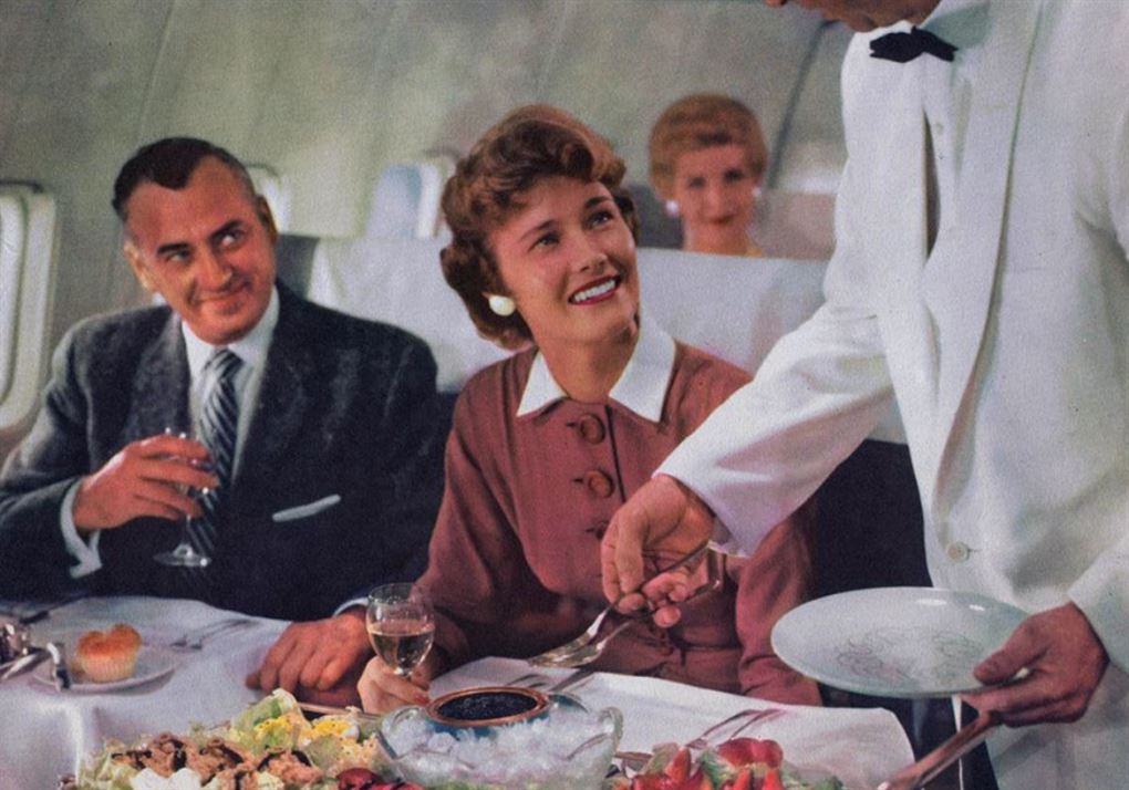 folk spiser på et fly