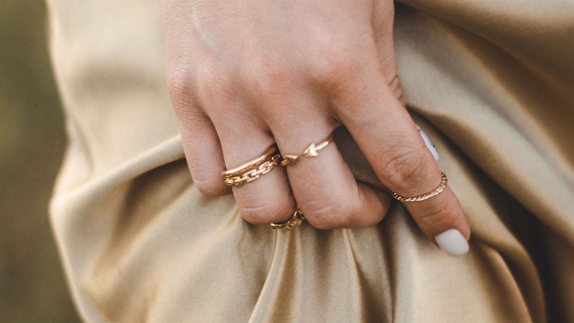 Принцесса руки. Кольцо на руке. Женская рука с кольцом. Кольцо для девушки. Кольцо на руке девушки.