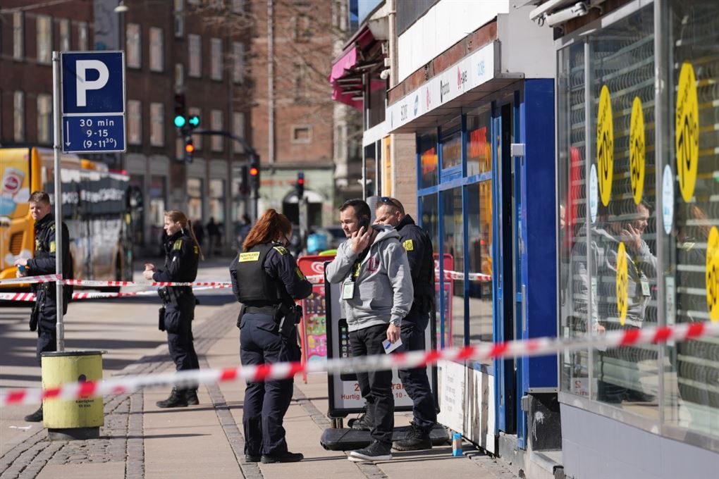 politifolk bag afspærring