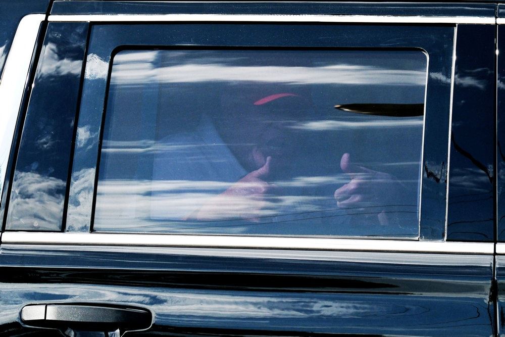 Trump på bagsæde af bil 