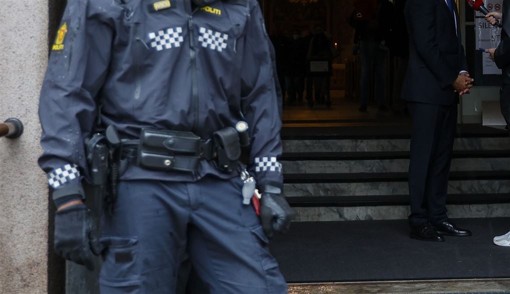 en bevæbnet norsk betjent