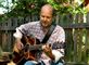mand spiller guitar