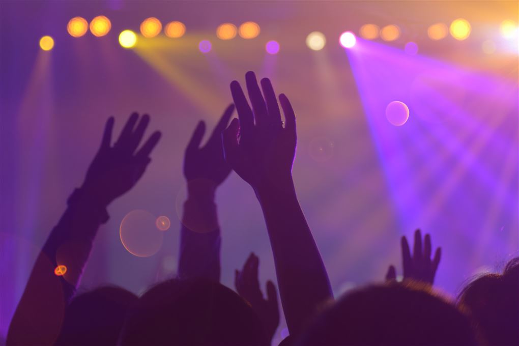 En koncert med hænder rakt op mod scenen