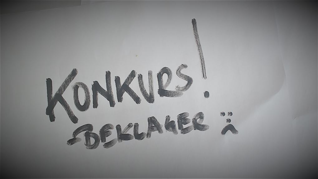 en seddel hvor der står konkurs