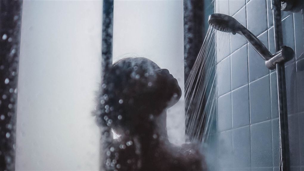 en person i brusebad