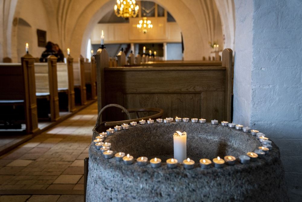 En kirke med en døbefont